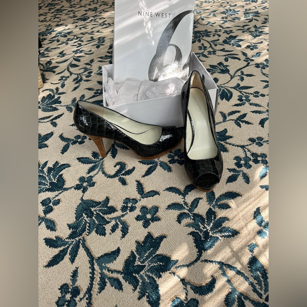 Nine West navy blue peep toe pumps